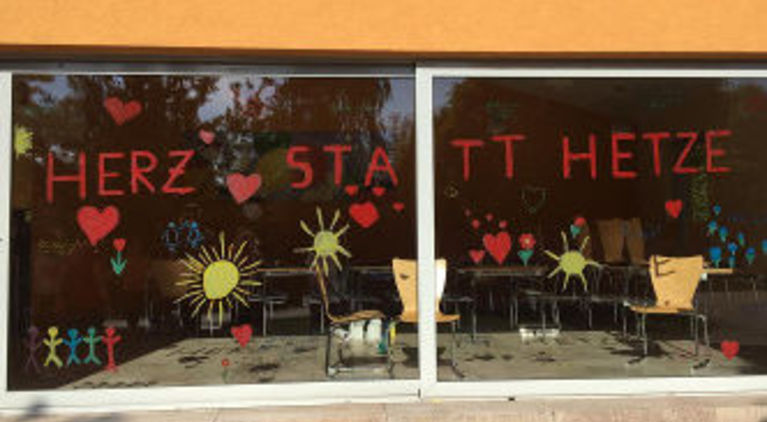 "Herz statt Hetze" steht auf dem großen Fenster der alten Mensa