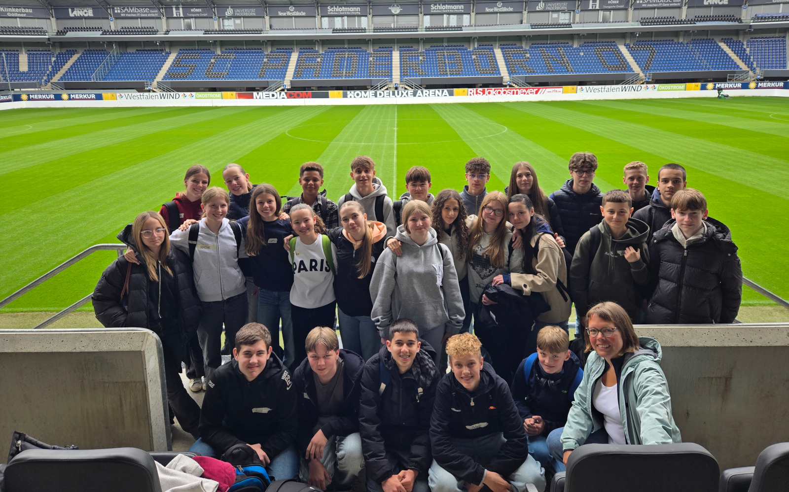 Die 8b auf der Haupttribüne der HomeDeluxe-Arena
