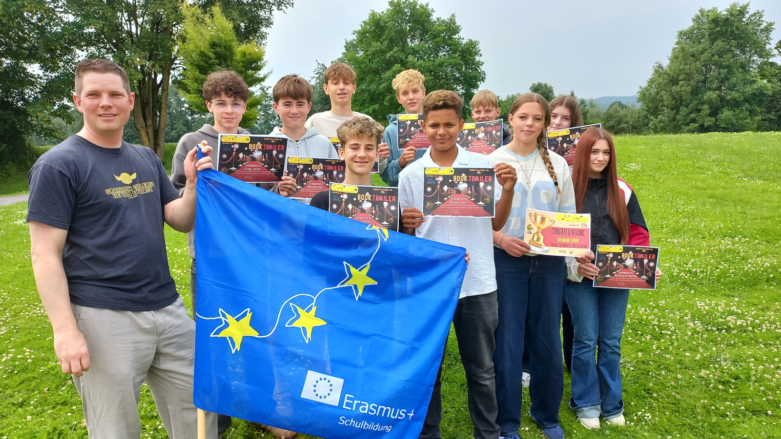 hinten, von links: Erasmus-Koordinator Dr. Time Rebschloe, Jarno Jung, Eike Düsing, Leonel Gavlovych, Neo Reker, Moritz Hoffmann, Anna-Sophie Schnüll / vorne, von links: Noah Haase, Joel Biaye, Hanna Lena Biermann, Sofiia Voitovych