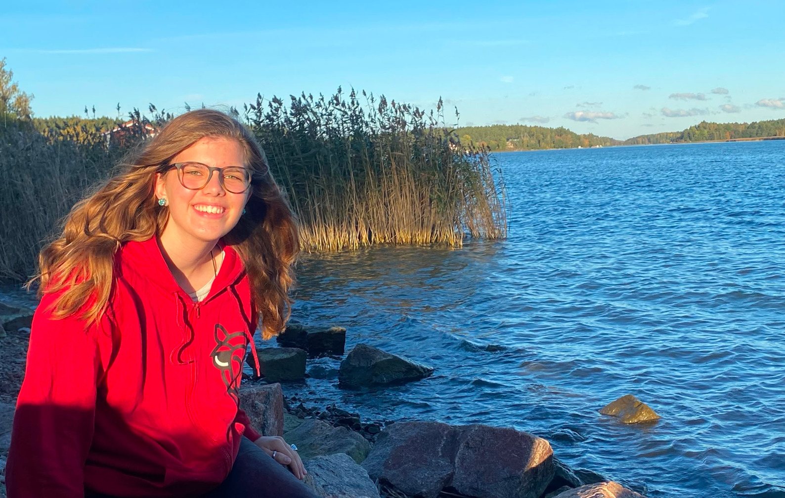 Lotta vor dem Meer zwischen den Schären Hirvensalo und Satava