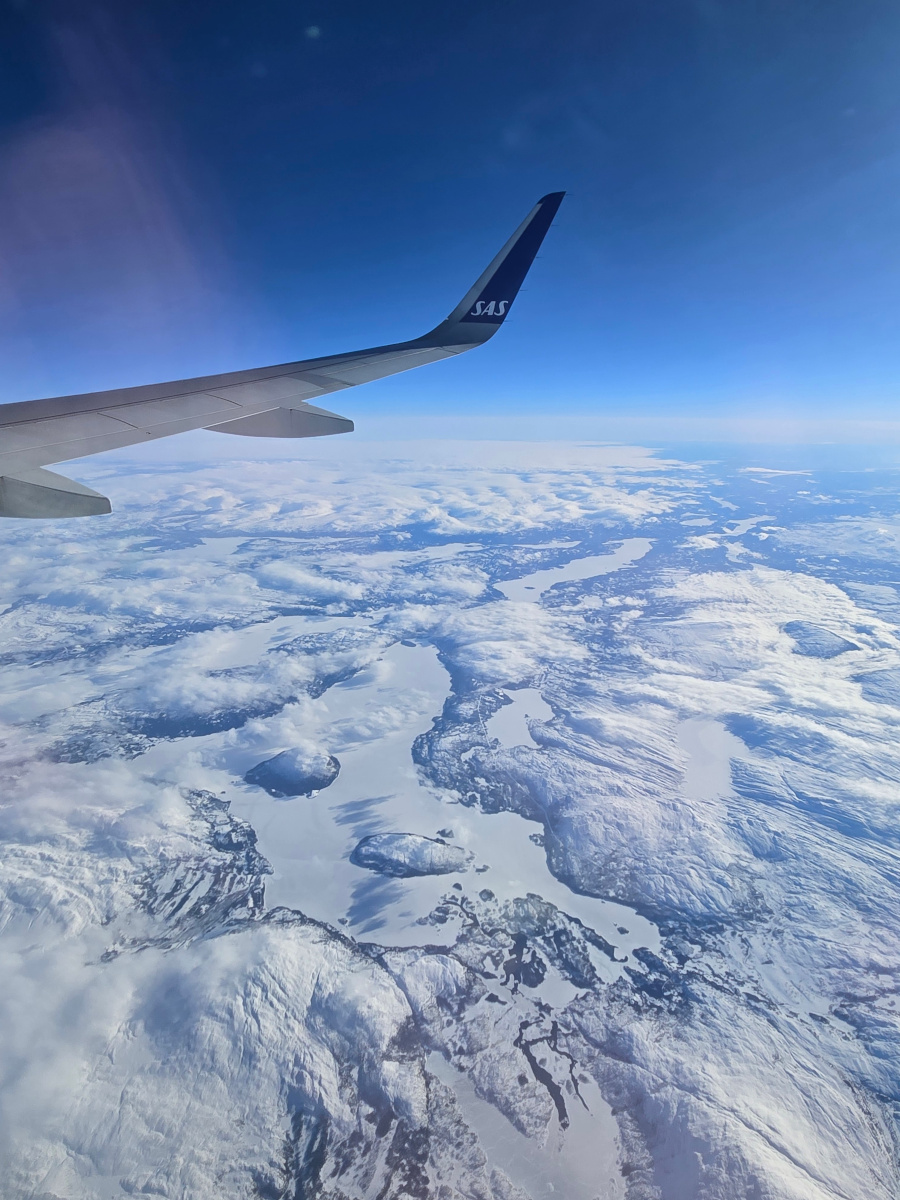Flug über die verschneiten Gebirgsketten und zugefrorenen Fjorde Nord-Norwegens