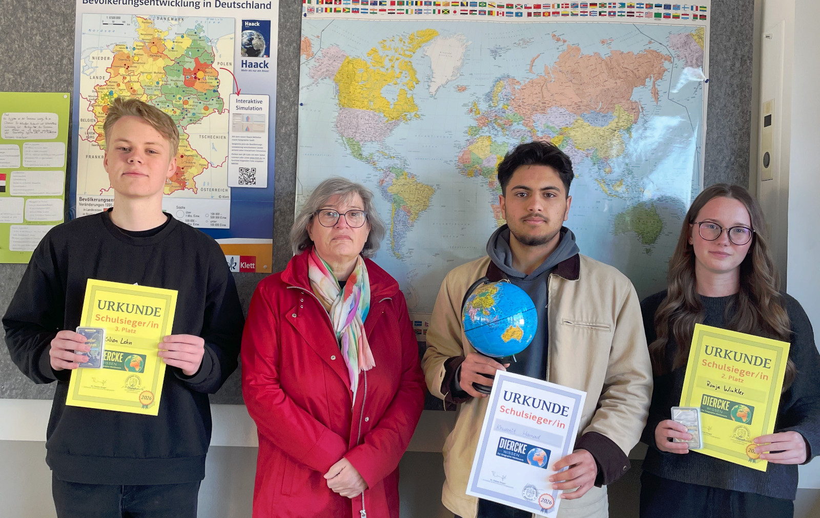 Die Gewinner erhalten ihre Urkunden: (vlnr) Kilian Lehn (Platz 3), Khwanit Hamad (Platz 1) sowie Ronja Winkler (Platz 2)