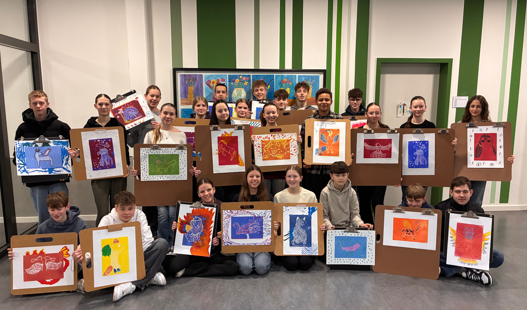 Die Klasse 8b, die nun ihre Arbeiten in den Schaukästen präsentieren darf