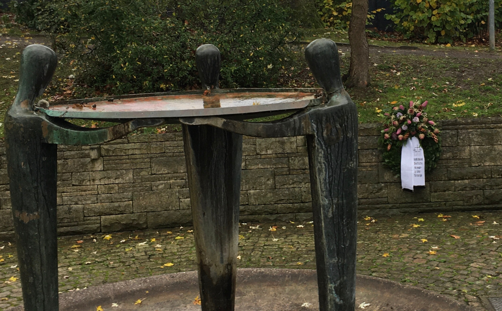 Der "Tränenbrunnen" an der Großen Twete mit Kranz