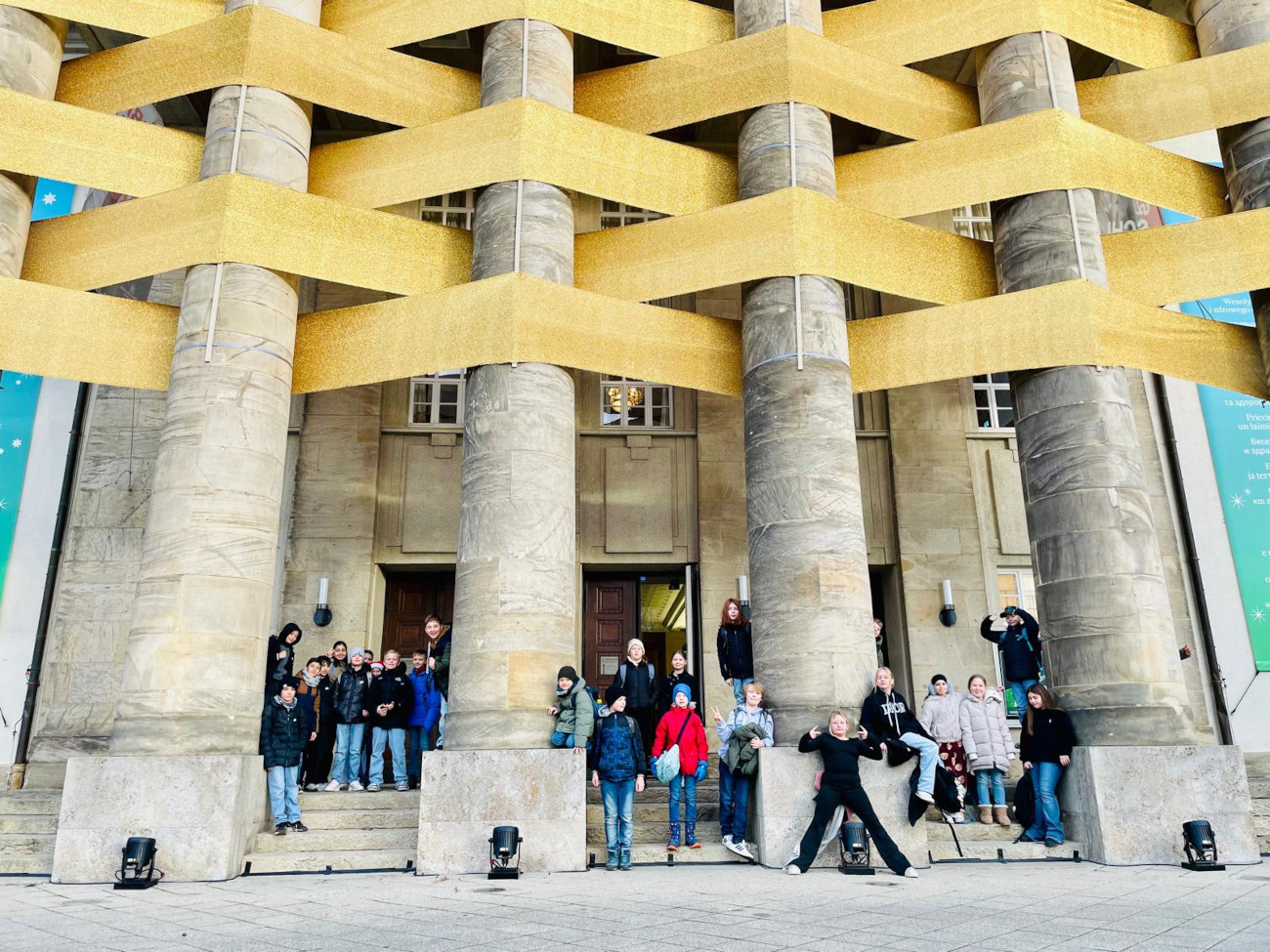 Gruppenbild vor dem Theater