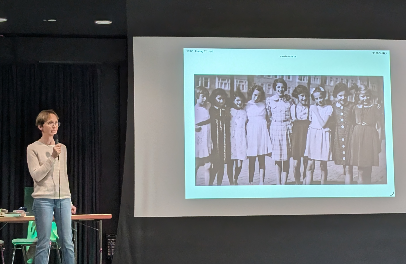Frau Rosenau mit einem Foto von Anne Franks 10. Geburtstag