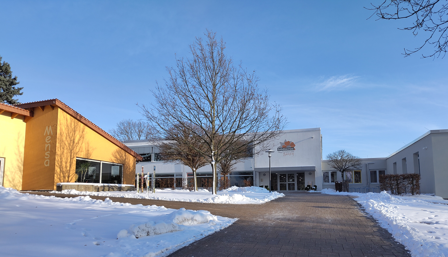 Der Haupteingang im Schnee