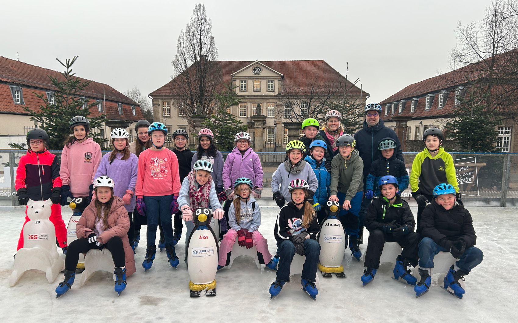 Die Klasse 5c beim winterlichen Ausflug auf der Eisbahn in Lemgo
